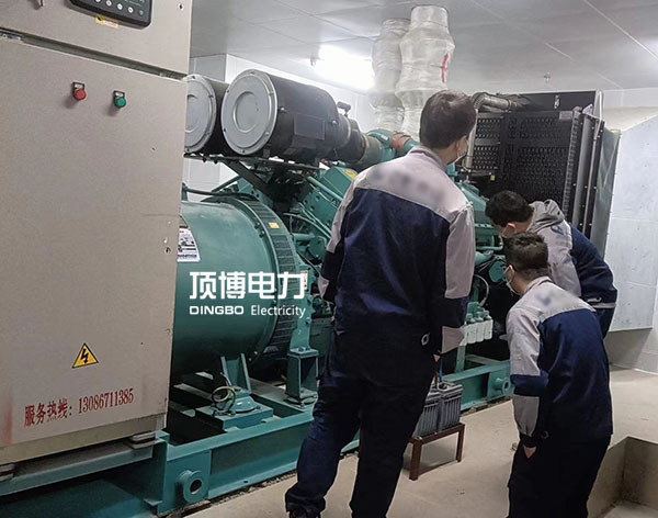 注意！當(dāng)柴油發(fā)電機(jī)傳動皮帶被潤滑油、燃油或其它有害液體沾染時必須更換！